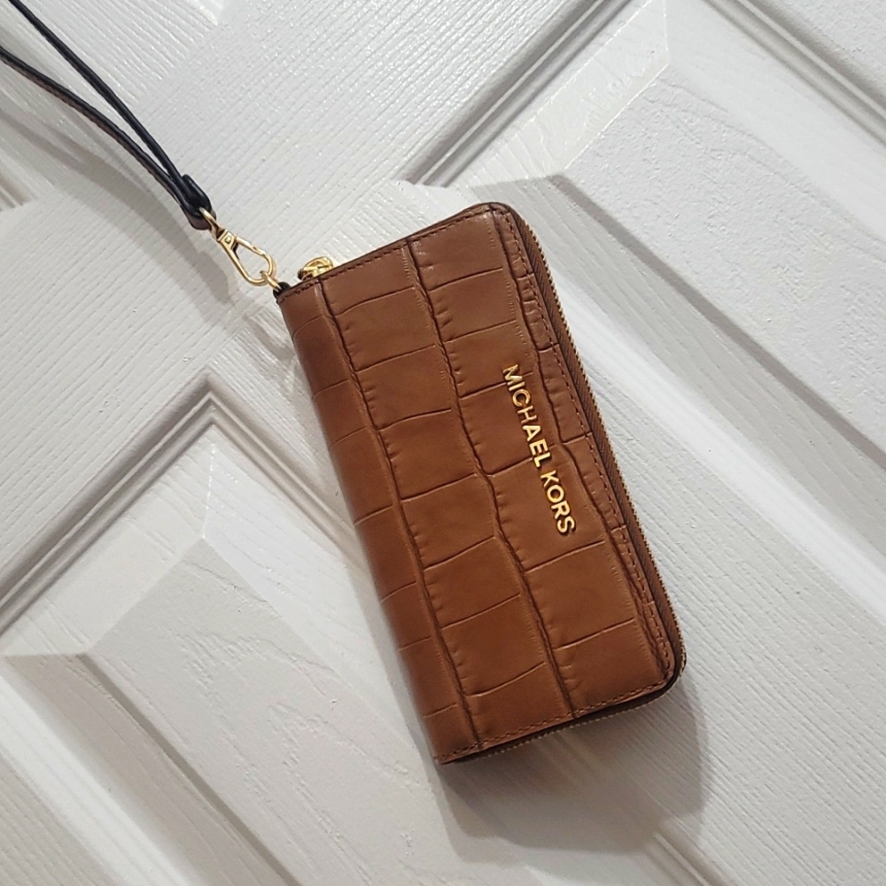 Micheal Kors wallet wristlet